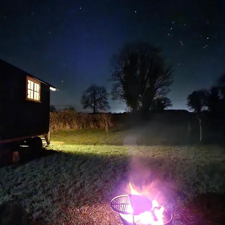 The Delkin Shepherds Huts Castle Combe Exterior photo