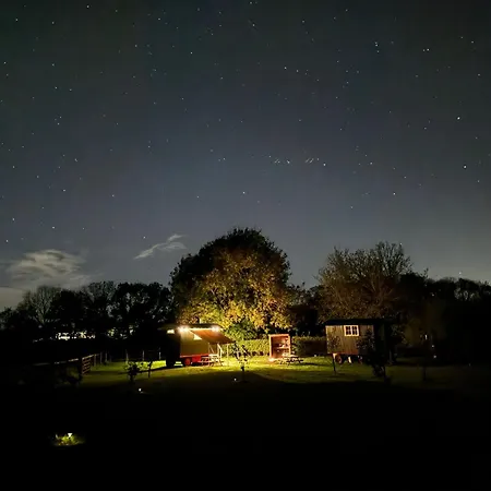 The Delkin Shepherds Huts Castle Combe Exterior photo