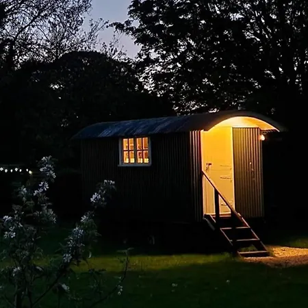 The Delkin Shepherds Huts Castle Combe Exterior photo