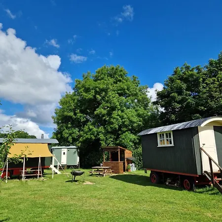 The Delkin Shepherds Huts Castle Combe Exterior photo